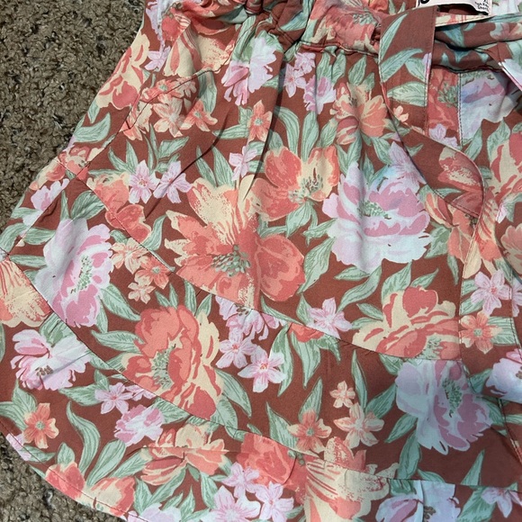 SO Floral Ruffle Shorts - Picture 2 of 8